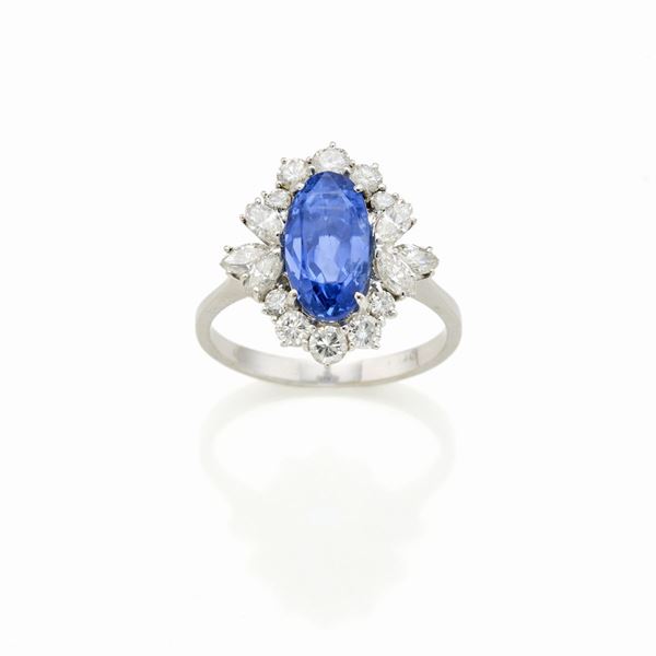 Anello oro bianco con zaffiro e diamanti