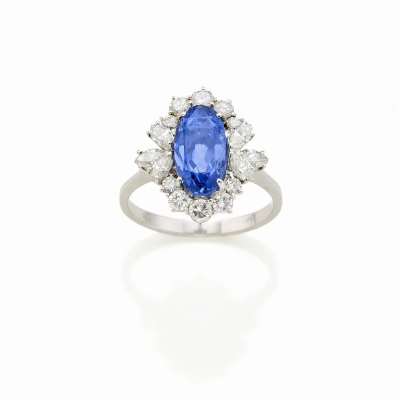 Anello Oro Bianco con Zaffiro e Diamanti
