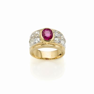 Anello in Oro con Rubino e Diamanti