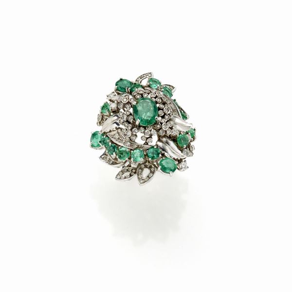 Anello in oro con diamanti e smeraldi