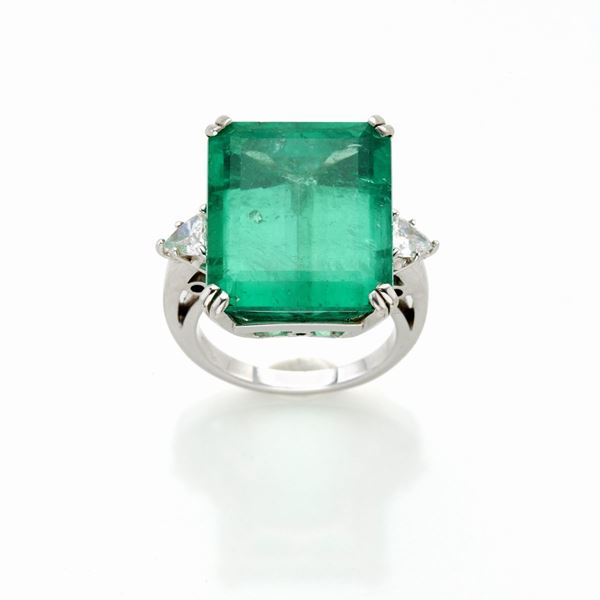 Gold ring with emerald and diamonds