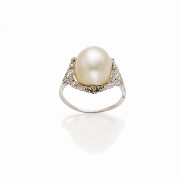 Anello in platino con perla naturale e diamanti 