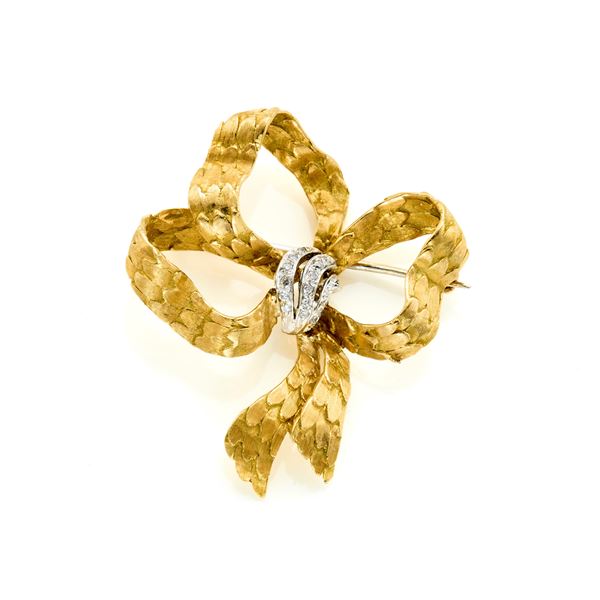 Gold brooch with diamonds
