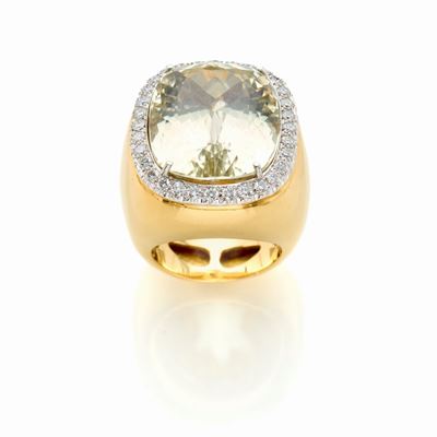 Anello in Oro Giallo con Kunzite e Diamanti.