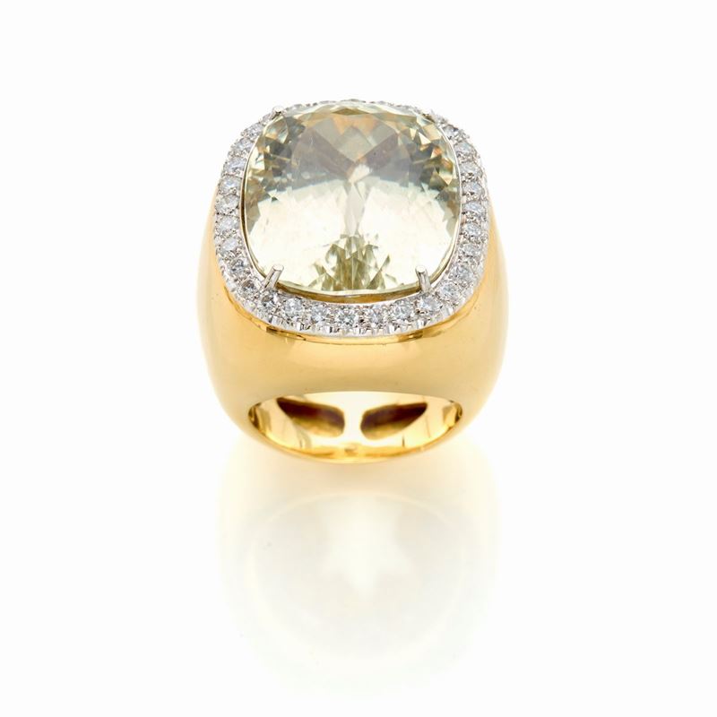 Anello in Oro Giallo con Kunzite e Diamanti.