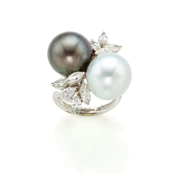 Gold ring with diamonds and pearls 
