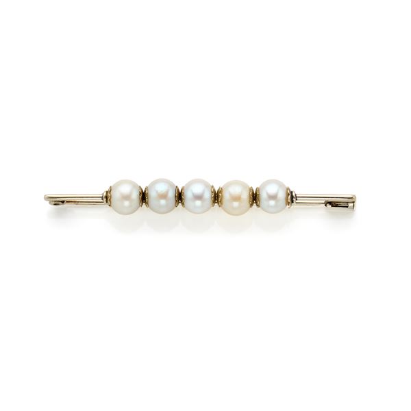 Brooch in white gold and pearls