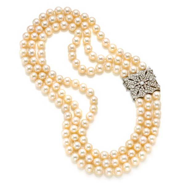 Pearl necklace with gold and diamond clasp