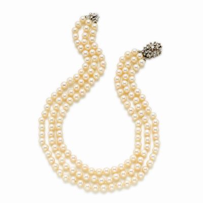 Collana a Tre Fili di Perle e Chiusura in Oro e Diamanti