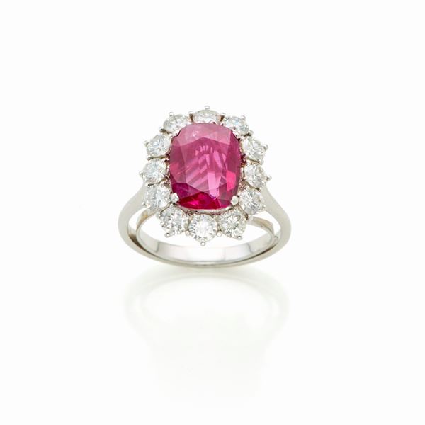 Anello in oro con rubino e diamanti