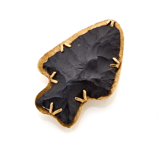 Yellow gold brooch with lava stone