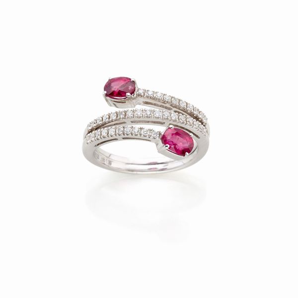 Anello in oro con diamanti e rubini 