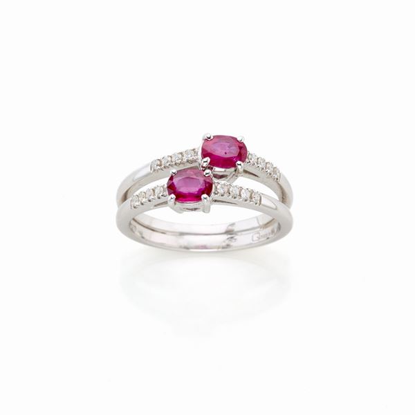 Anello in oro con diamanti e rubini ovali