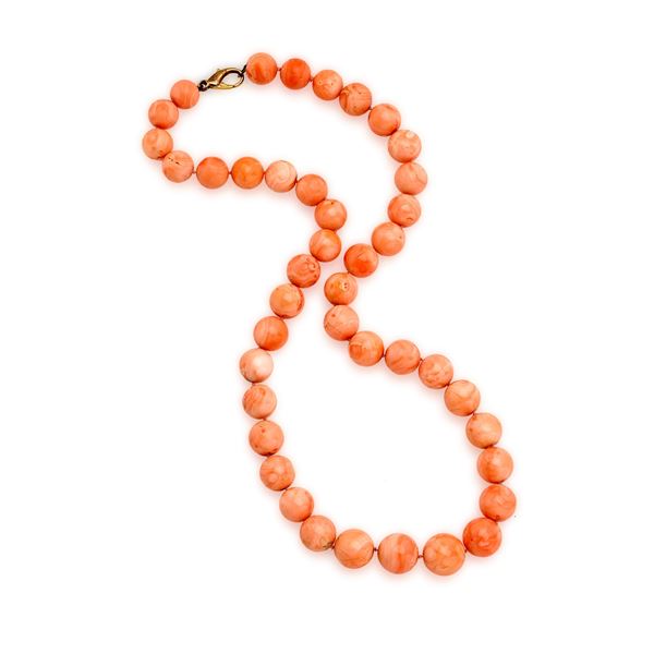 Coral necklace with yellow gold clasp