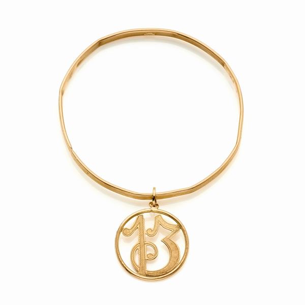 Bangle in oro giallo con charm   - Asta GIOIELLI OROLOGI E LUXURY GOODS - Faraone Casa d'Aste