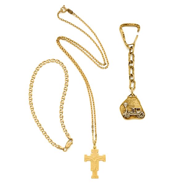 Lot consisting of a bracelet, a chain with cross and a key ring