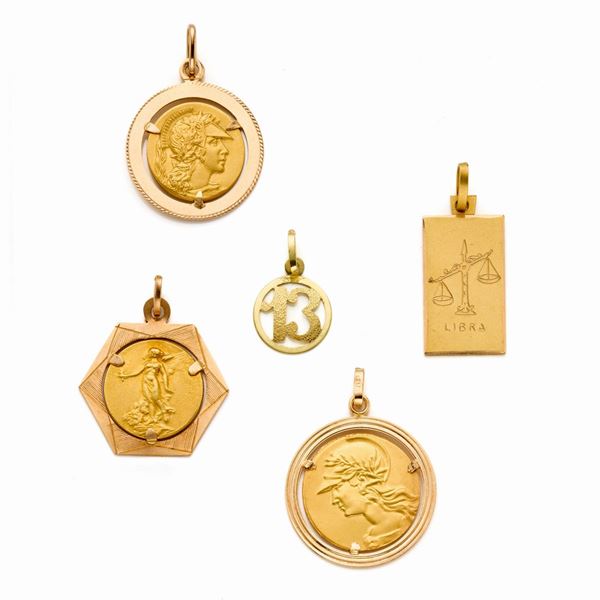 Lotto di cinque pendenti in oro giallo