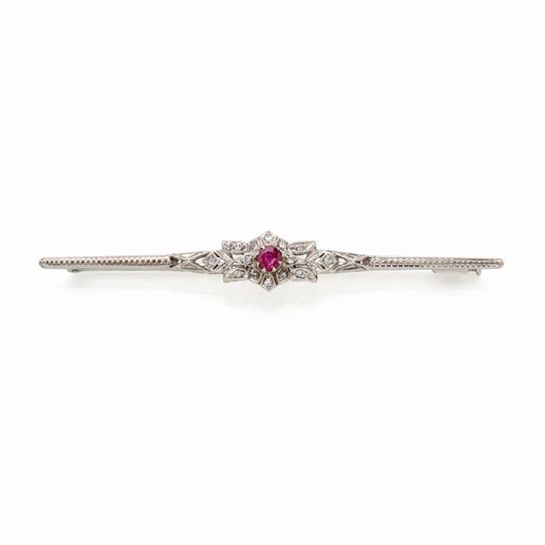 Spilla a barretta con rubini e diamanti  - Asta GIOIELLI OROLOGI E LUXURY GOODS - Faraone Casa d'Aste