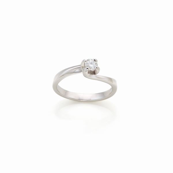 Gold ring with diamond