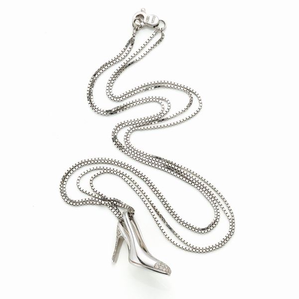 Catenina con pendente a scarpina in oro   - Asta GIOIELLI, OROLOGI E ARGENTI - Faraone Casa d'Aste