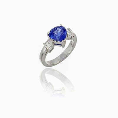 Anello in Oro con Zaffiro e Diamanti