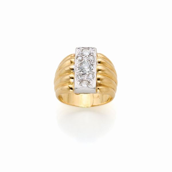 Anello in oro con diamanti 