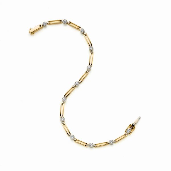 Gold bracelet with round diamonds