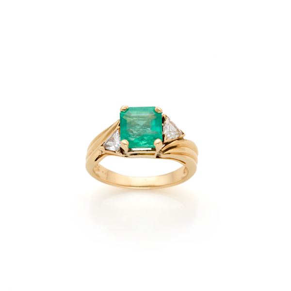 Gold ring with emerald and diamonds  - Auction GIOIELLI, OROLOGI E ARGENTI - Faraone Casa d'Aste