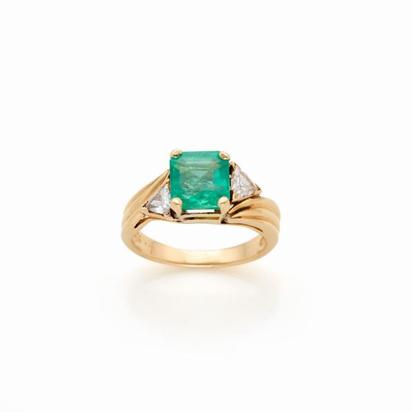 Anello in oro con smeraldo e diamanti