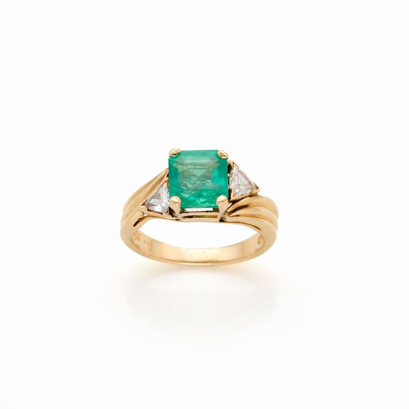 Anello in Oro con Smeraldo e Diamanti