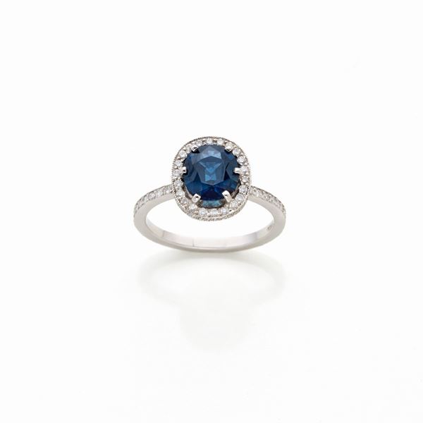 Anello in oro con zaffiro e diamanti