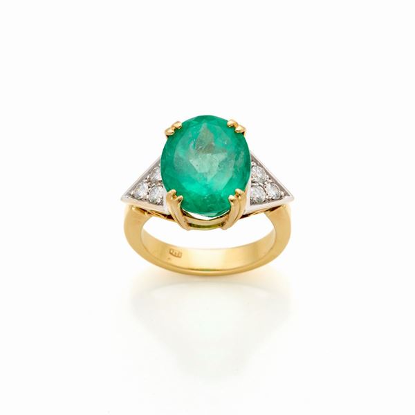 Anello in oro con smeraldo e diamanti