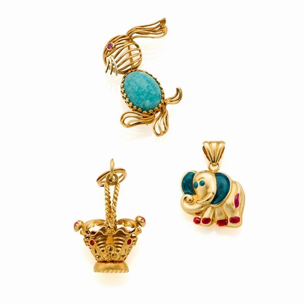 Two pendants and a brooch in gold