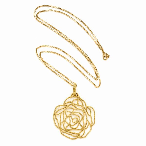 Lunga catena con pendente in oro