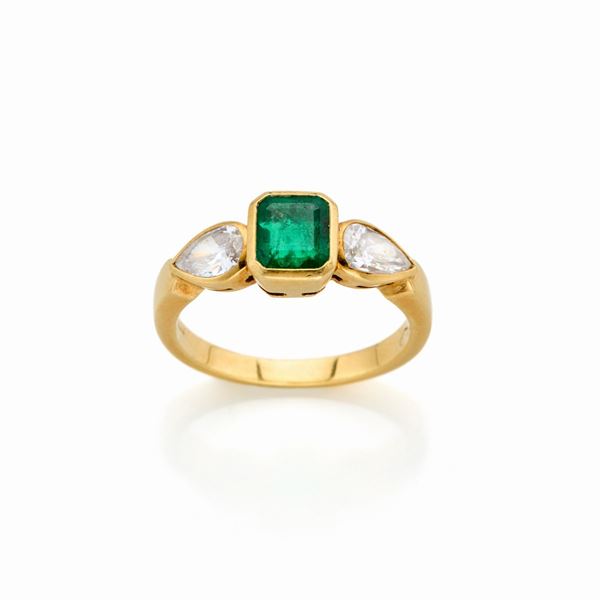 Anello in oro con diamanti e smeraldo 
