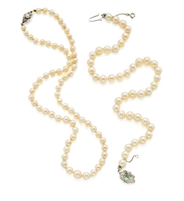Lot of two single-strand necklaces of pearls