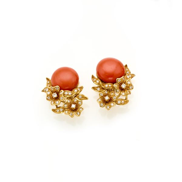 Gold earrings with corals and diamonds  - Auction GIOIELLI, OROLOGI E ARGENTI - Faraone Casa d'Aste