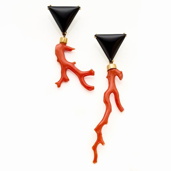 orecchini pendenti in oro onice e corallo  - Auction GIOIELLI, OROLOGI E ARGENTI - Faraone Casa d'Aste