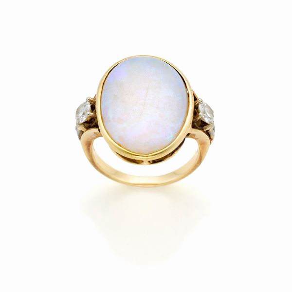 Anello in oro con opale  e diamanti