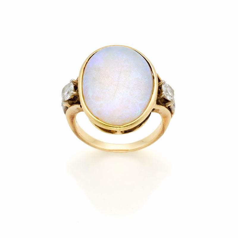 Anello in oro con opale e diamanti