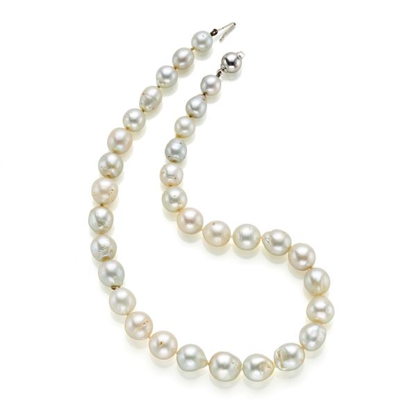Pearl necklace with gold clasp 
