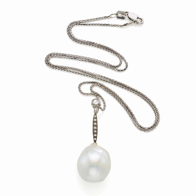 Catenina in oro con perla e diamanti