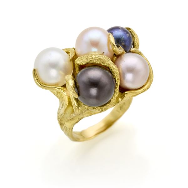 Gold ring with pearls
