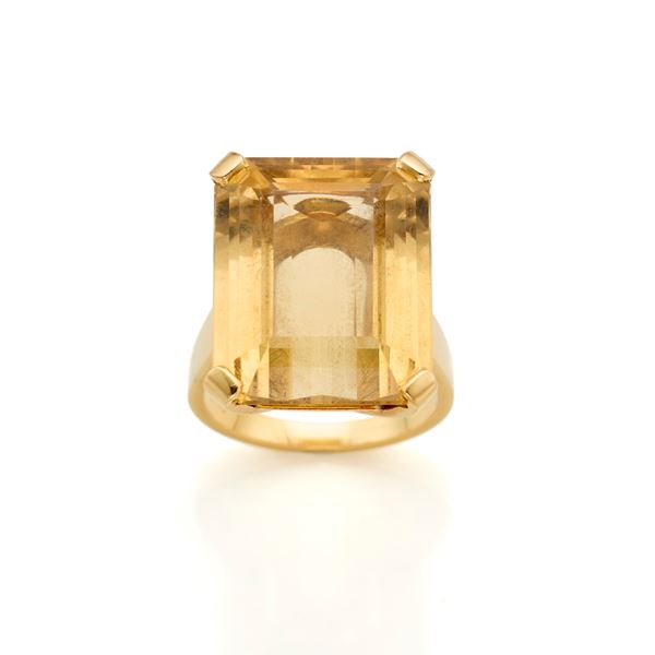 Gold ring with quartz 