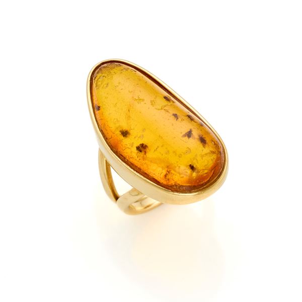 Gold ring with amber 