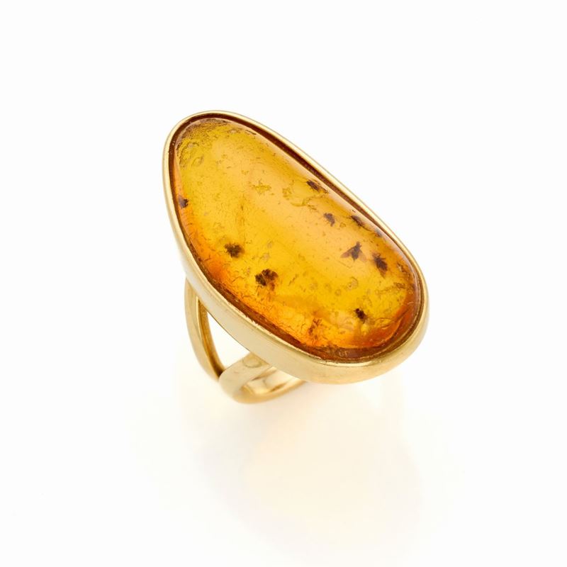 Anello in oro con ambra