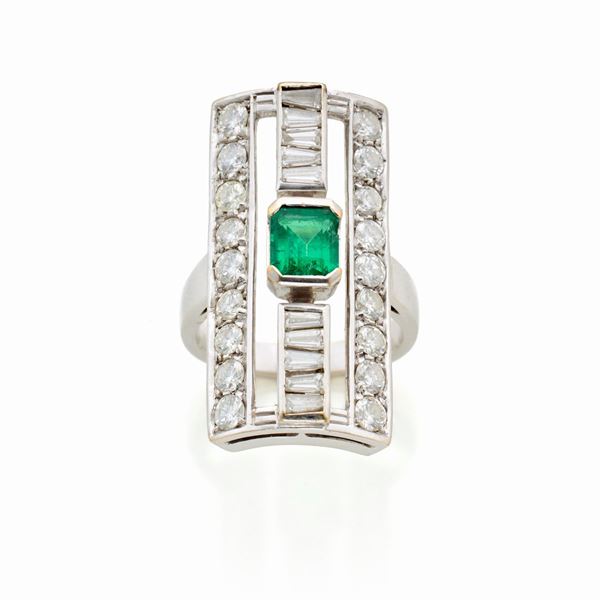 Gold ring with diamonds and emerald   - Auction GIOIELLI, OROLOGI E LUXURY GOODS - Faraone Casa d'Aste