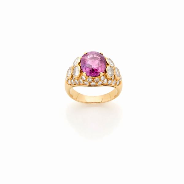 Anello in oro con corindone rosa e diamanti 