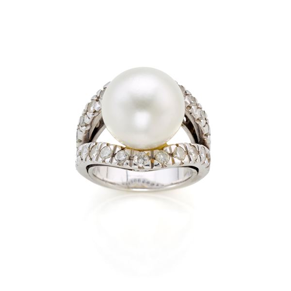 Gold ring with diamonds and pearl