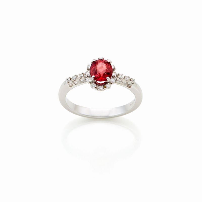 Anello in oro con spinello e diamanti